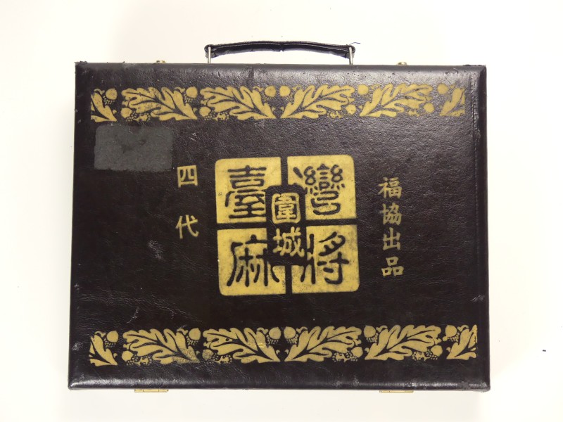 Mahjong spel in zwarte houten koffer