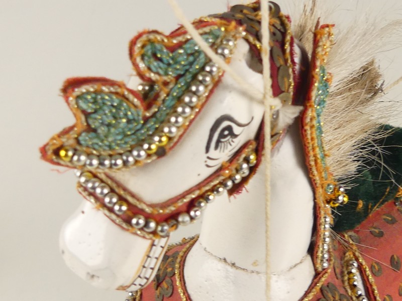Traditionele marionetten: Paard en Olifant