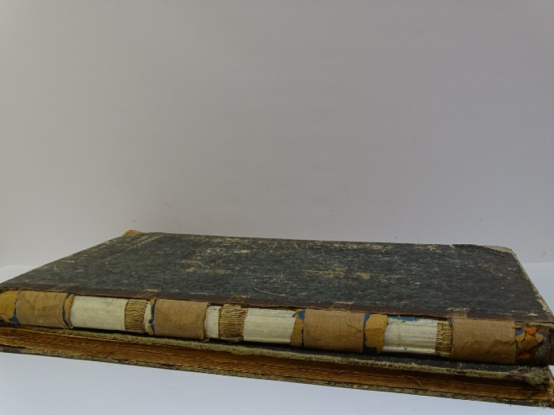 2 antieke boeken met voorbeelden van handkloswerk en versieringen voor tafelkleding