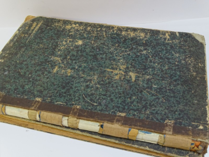 2 antieke boeken met voorbeelden van handkloswerk en versieringen voor tafelkleding