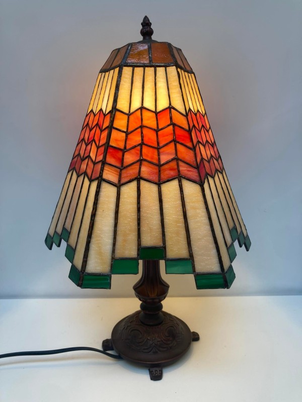 Tafellamp in Tiffany stijl met een glas-in-lood kap