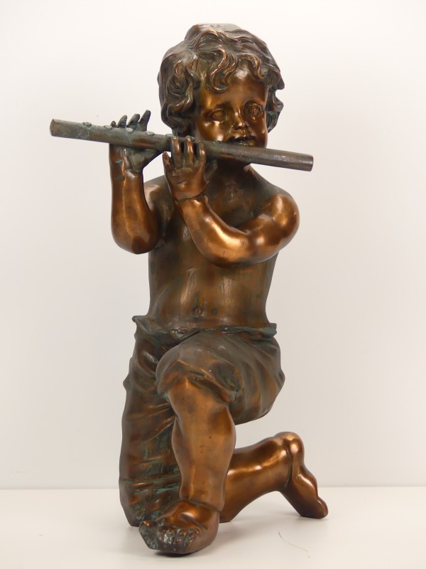Bronzen beeld van een jongen met dwarsfluit