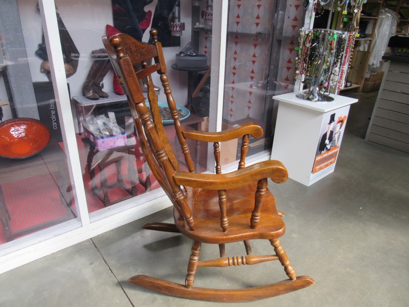 Vintage houten schommelstoel.