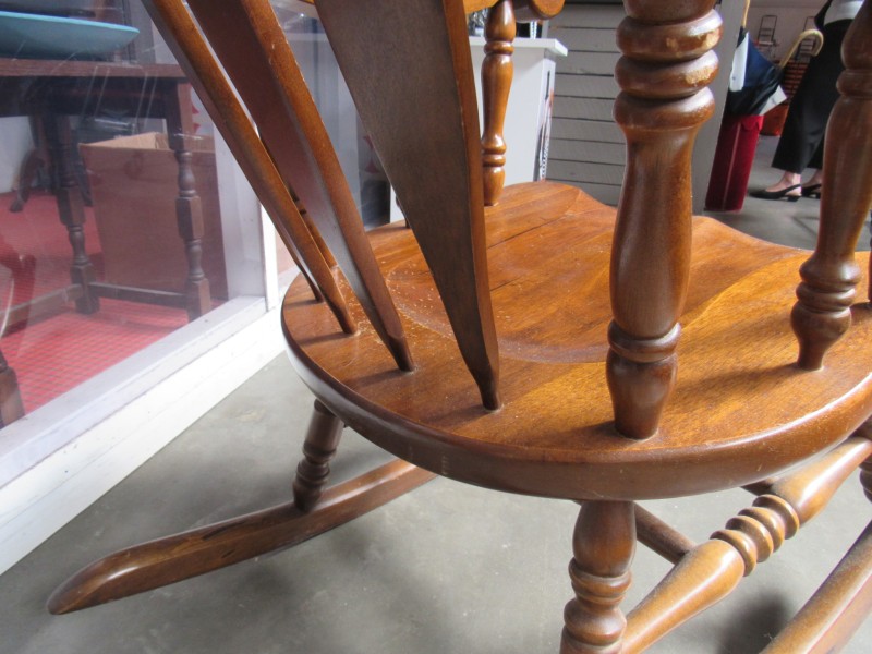 Vintage houten schommelstoel.