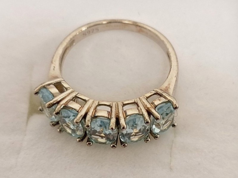 Zilveren ring met aquamarijn steentjes