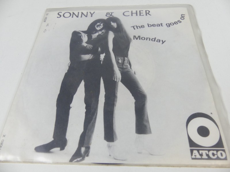 Sonny and Cher - The Beat Goes on 7 inch