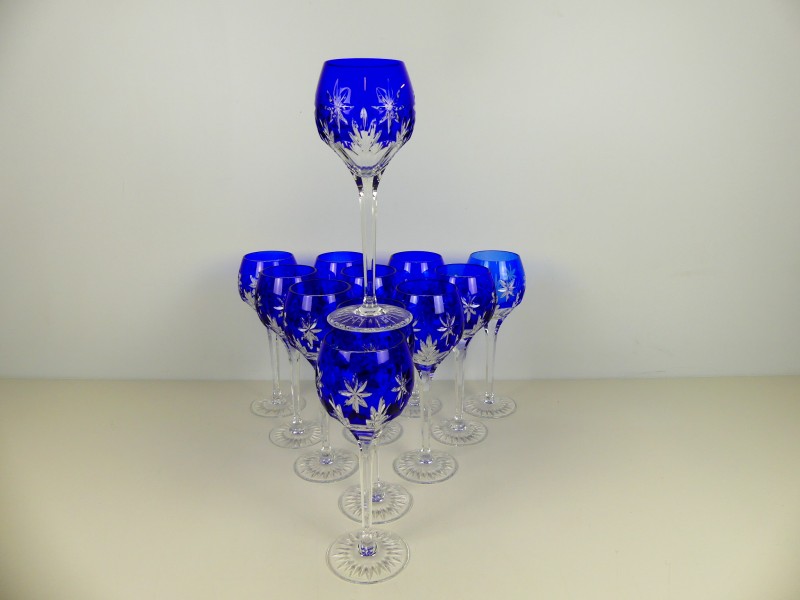 Kobalt blauw geslepen kristallen wijnglazen