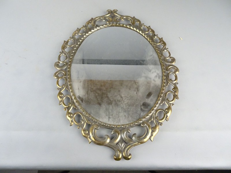 Oude ovale spiegel met glanzende messing.