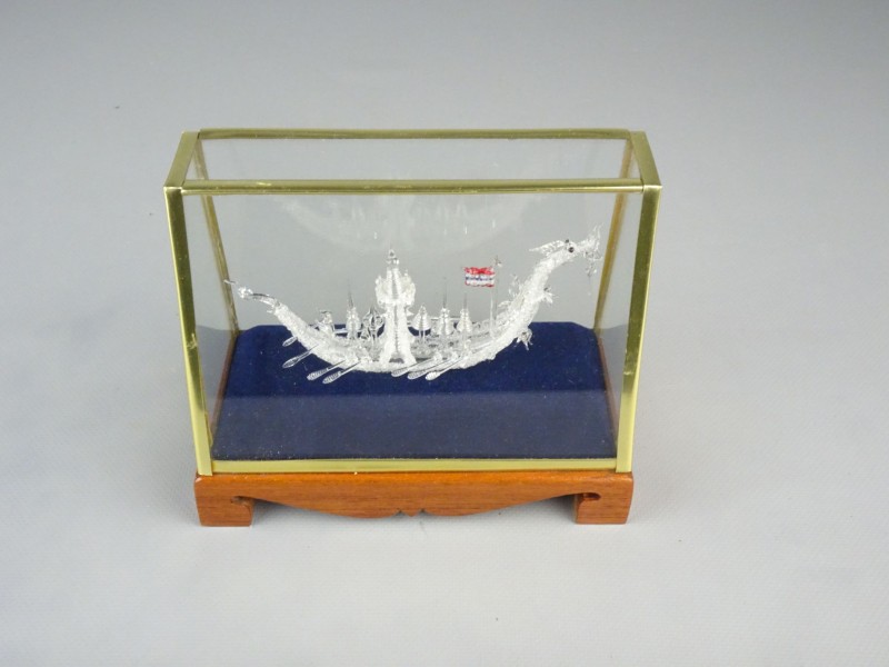 Miniatuur Chinees drakenschip in kast