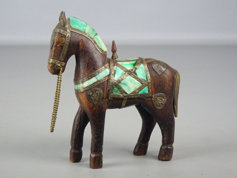 Decoratief paardje uit hout afgewerkt met koper