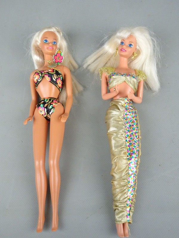 2 Barbie's
