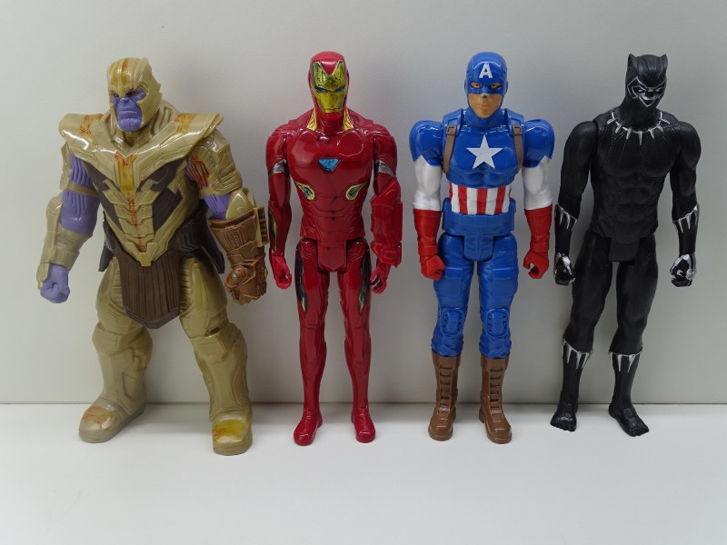 4 Marvel Actiefiguren: Captain America, Black Panther, Iron Man en Thanos