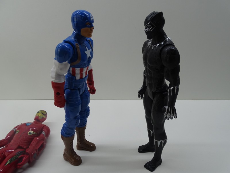 4 Marvel Actiefiguren: Captain America, Black Panther, Iron Man en Thanos