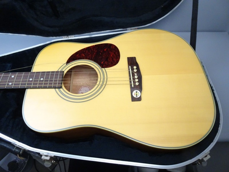 Akoestische gitaar Cort Dove ter herstelling + koffer.