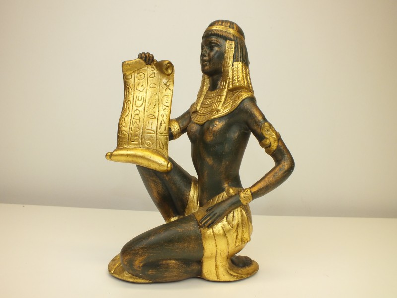 Beeld: Vrouwelijke Farao met Papyrusrol, Douma