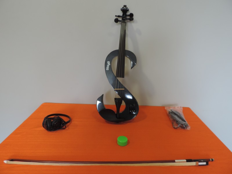 Stagg 4/4 elektrische viool & toebehoren