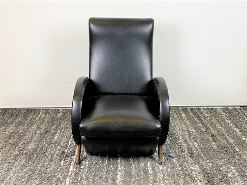 overal Bruin blouse Zwarte fauteuil - jaren '50 - De Kringwinkel