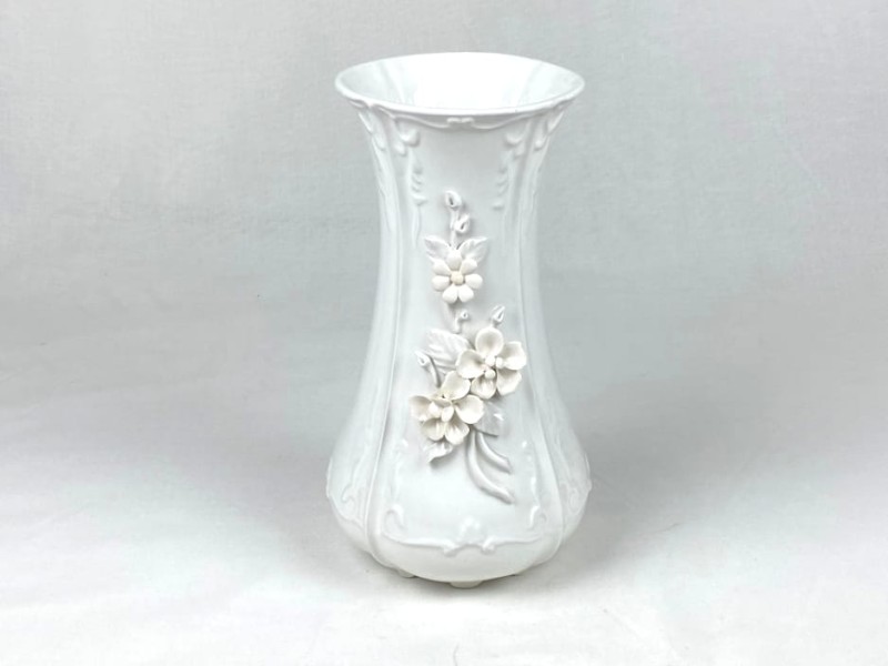 Witte porseleinen vaas met bloemen