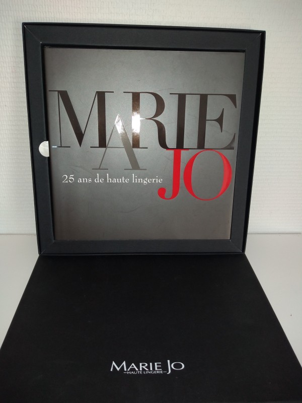 Boek 25 jaar lingerie Marie Jo