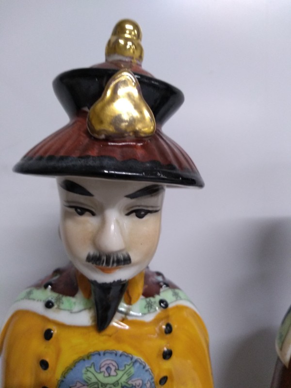 2 porseleinen beeldjes Chinese Keizers