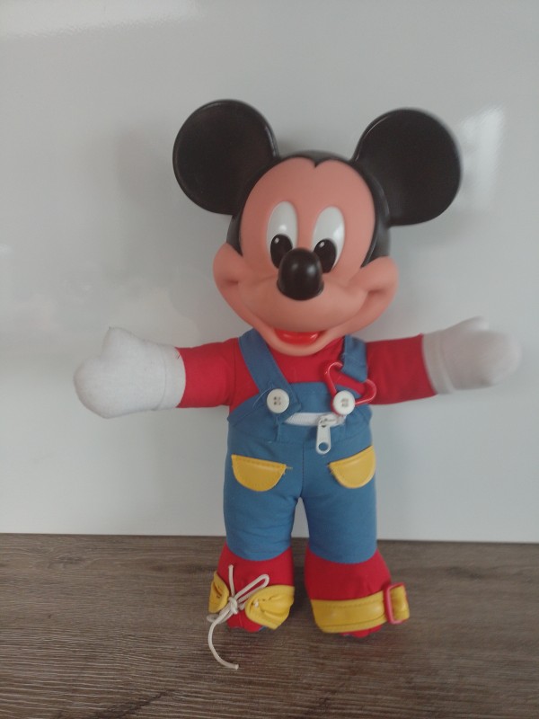 Pop Mickey Mouse learn to dress