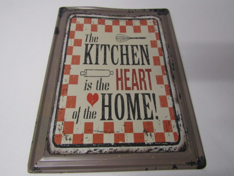 Blikken Ophangbord, ‘The Kitchen Is The Heart Of The Home’.