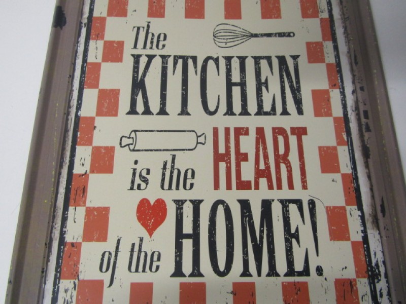 Blikken Ophangbord, ‘The Kitchen Is The Heart Of The Home’.