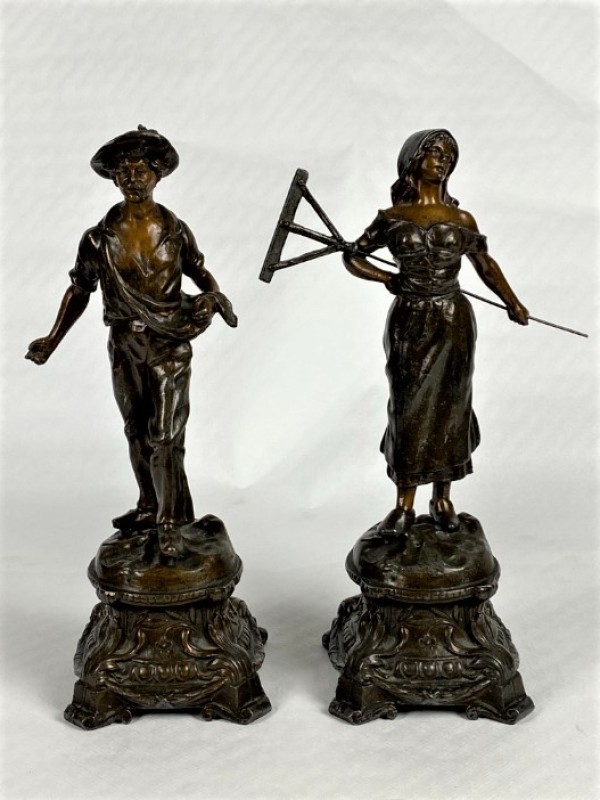 Vintage set van 2 beelden, mannelijk en vrouwelijk, gemaakt uit metaal en bronskleurig.
