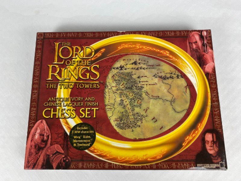 The Lord Of The Rings, The Two Towers Chess Set Ivory & Chinese Lacquer Finish