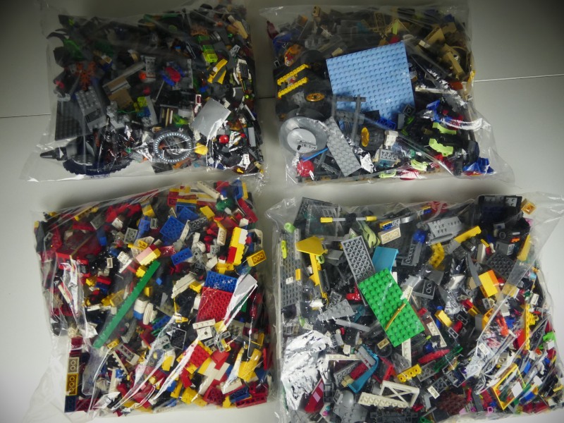 Zakken met lego onderdelen en steentjes