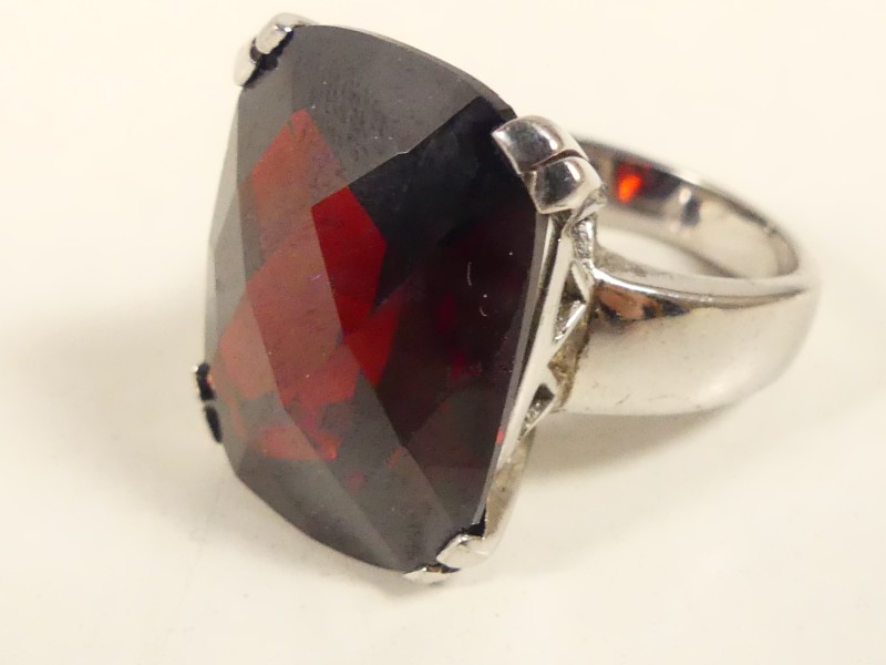 Zilveren ring met rode steen