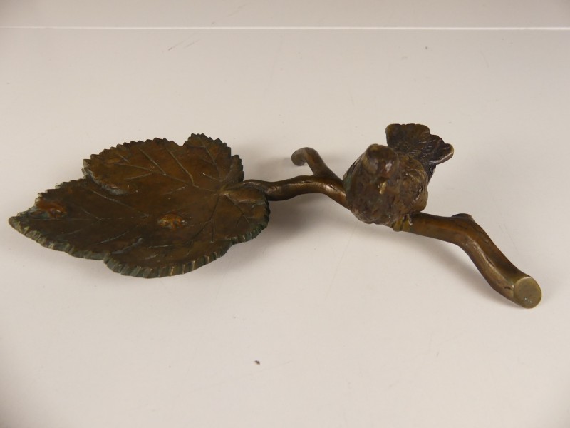 Bronzen blad met mus en kevers