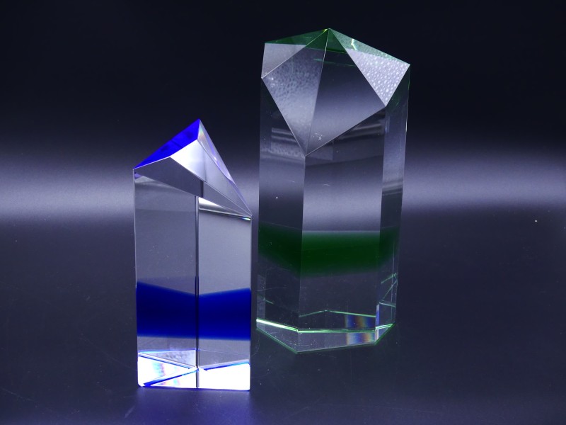 2 glazen optische prisma's