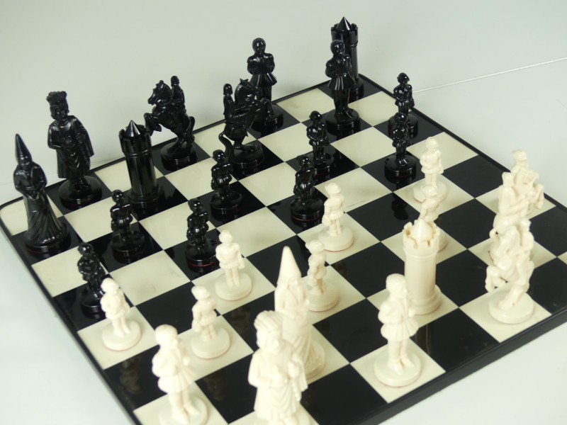 Gegoten schaakstukken + schaakbord