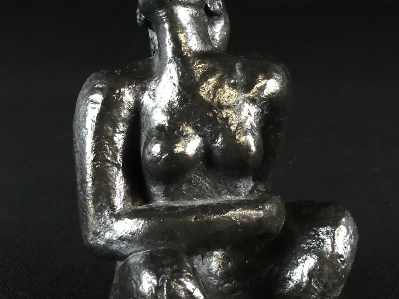 Sculptuur - zittende vrouw - onbekend