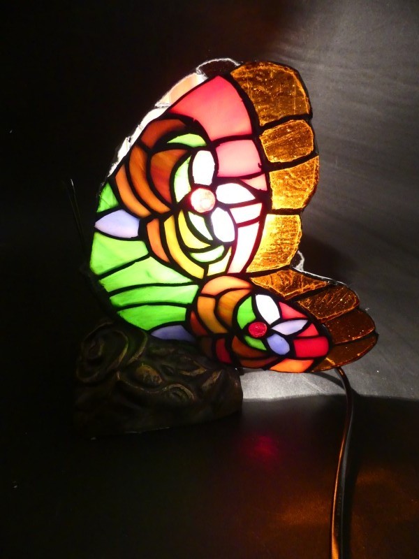 Vlindertafellamp in Tiffany-stijl