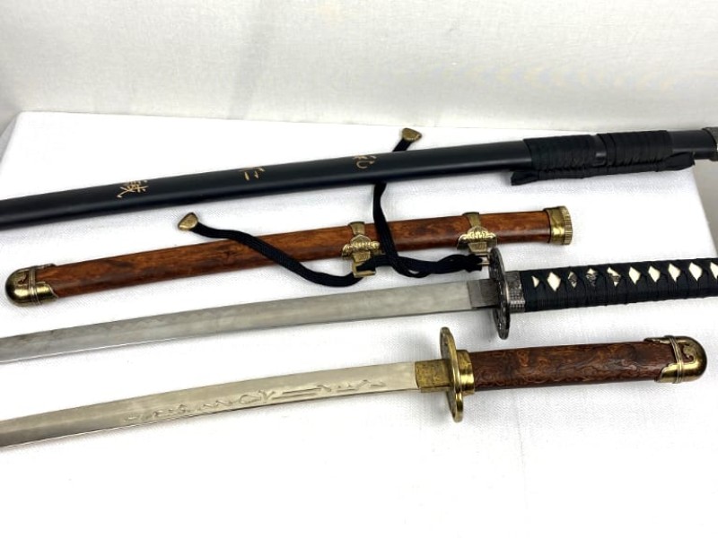 Twee decoratieve samurai-zwaarden