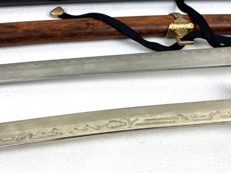 Twee decoratieve samurai-zwaarden
