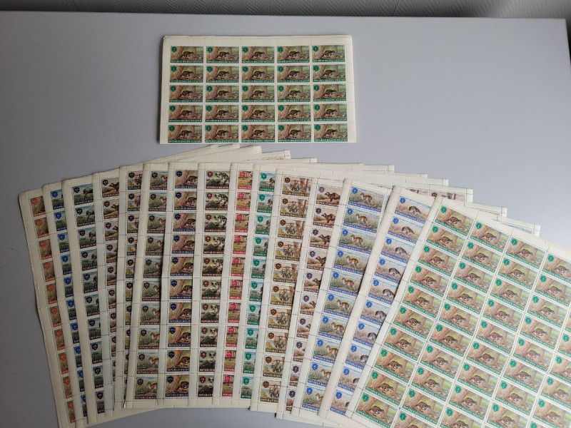 Twee setjes van onbedrukte vellen postzegels Republik Maluku Seletan(Republiek der Zuid-Molukken)- Indonesië (Art. 711)
