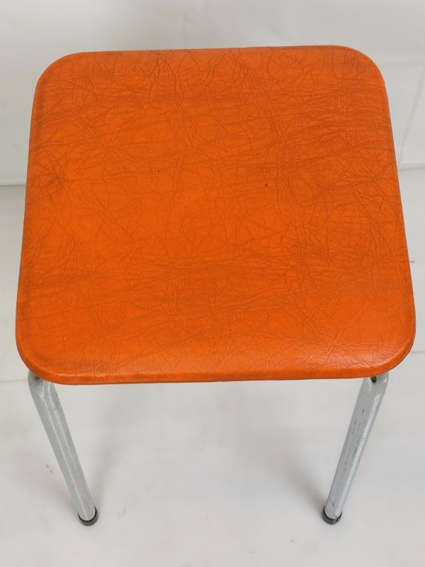 Vintage oranje kruk