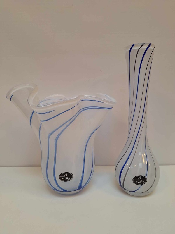 2 glazen vazen in witte / blauwe kleur: Willinger Glasmanufaktur