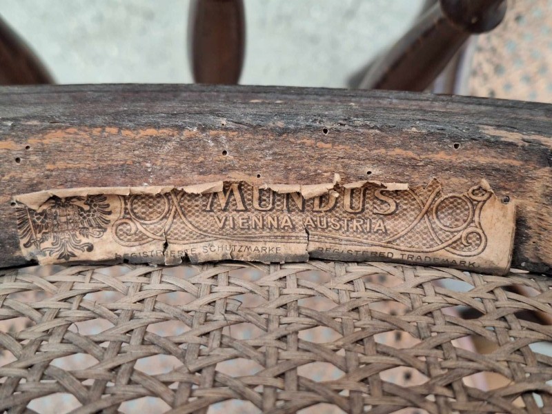 3 antieke rieten stoelen met aan de onderzijde: Mundus - Vienna Austria (Thonet)