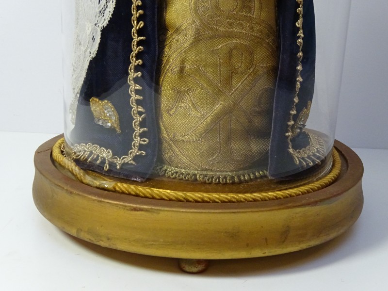 Oude Globe met wassen Mariabeeld