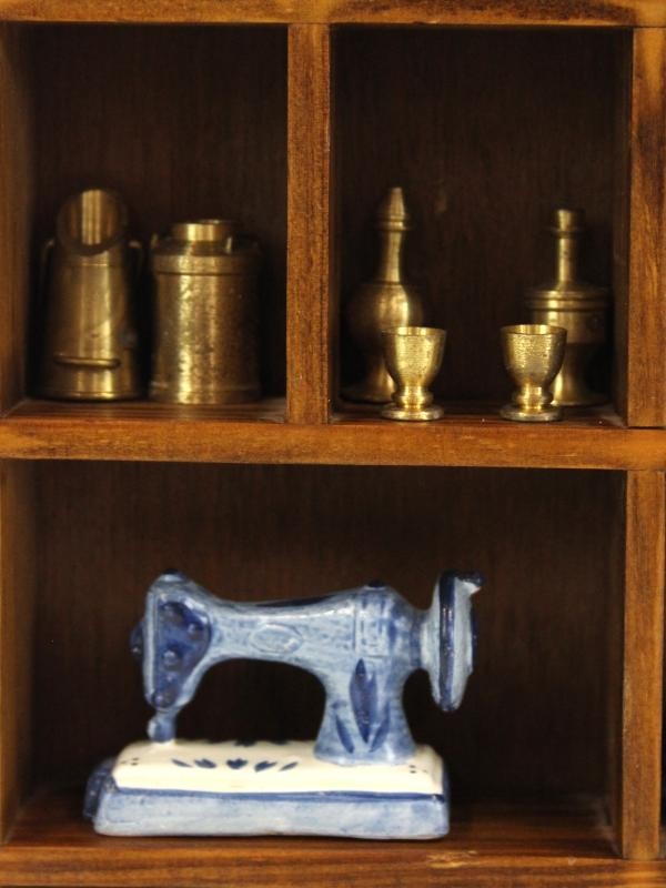 Houten letterbak met miniatuurbeeldjes in Delfts Blauw en messing