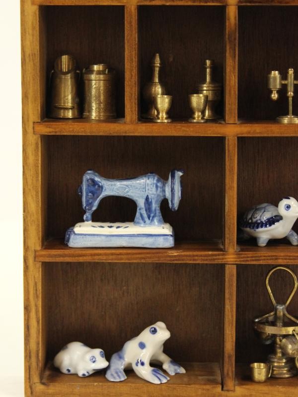 Houten letterbak met miniatuurbeeldjes in Delfts Blauw en messing