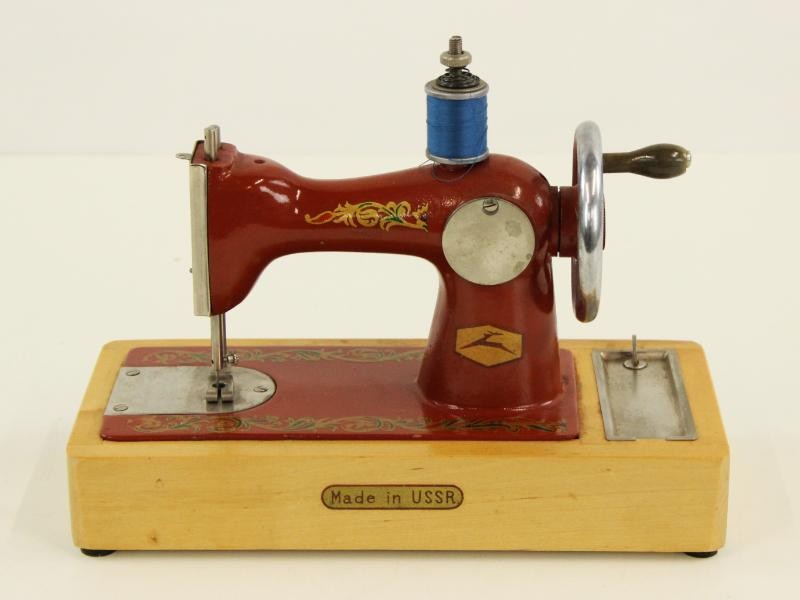 Vintage kinder naaimachine made in USSR