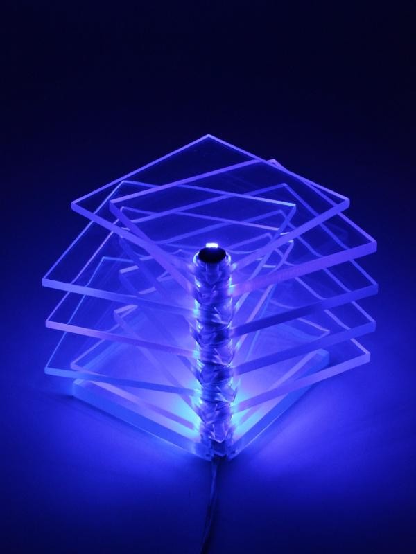 Toffe Ikea tafellamp Tybble - acryl platen met blauw licht