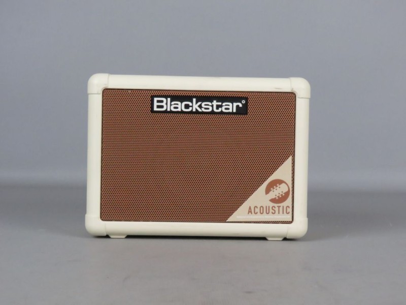 Kleine akoestische gitaar versterker gemerkt "Blackstar - Fly 3" (niet getest)