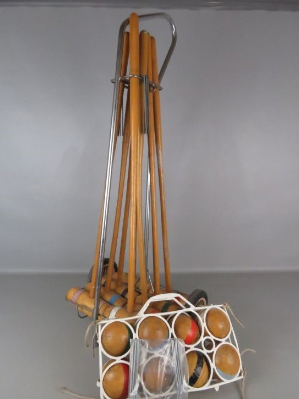 Vintage houten croquetspel voor acht, wat zedzaam is.