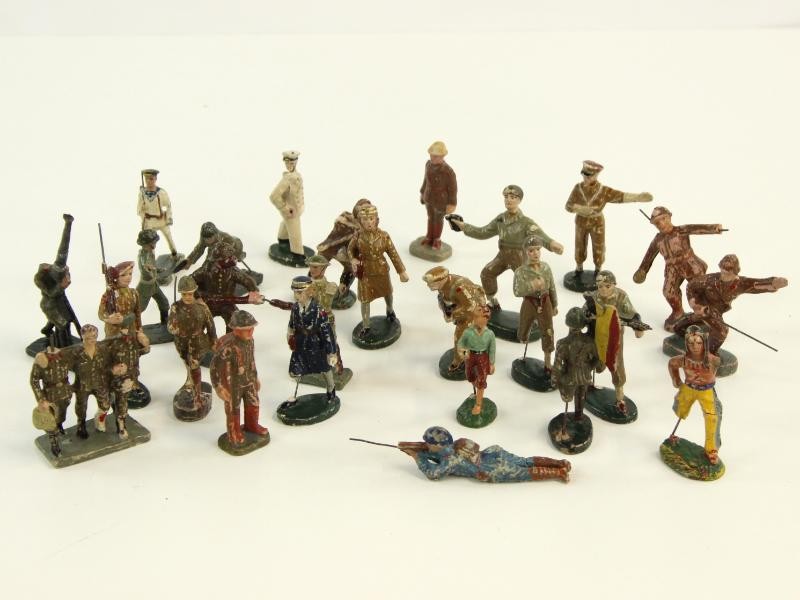 Oude speelgoed soldaatjes met een aantal  bekende grote koppen uit de geschiedenis 2de wereldoorlog